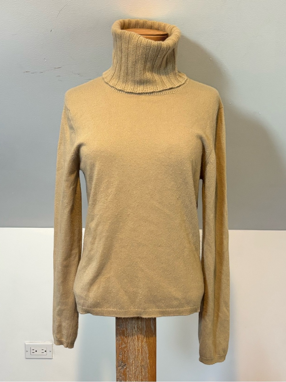 CHANEL roll-neck cashmere sweater in camel - Picture 2 of 11